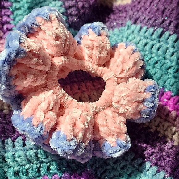 1 Scrunchie - Picture 2 of 2
